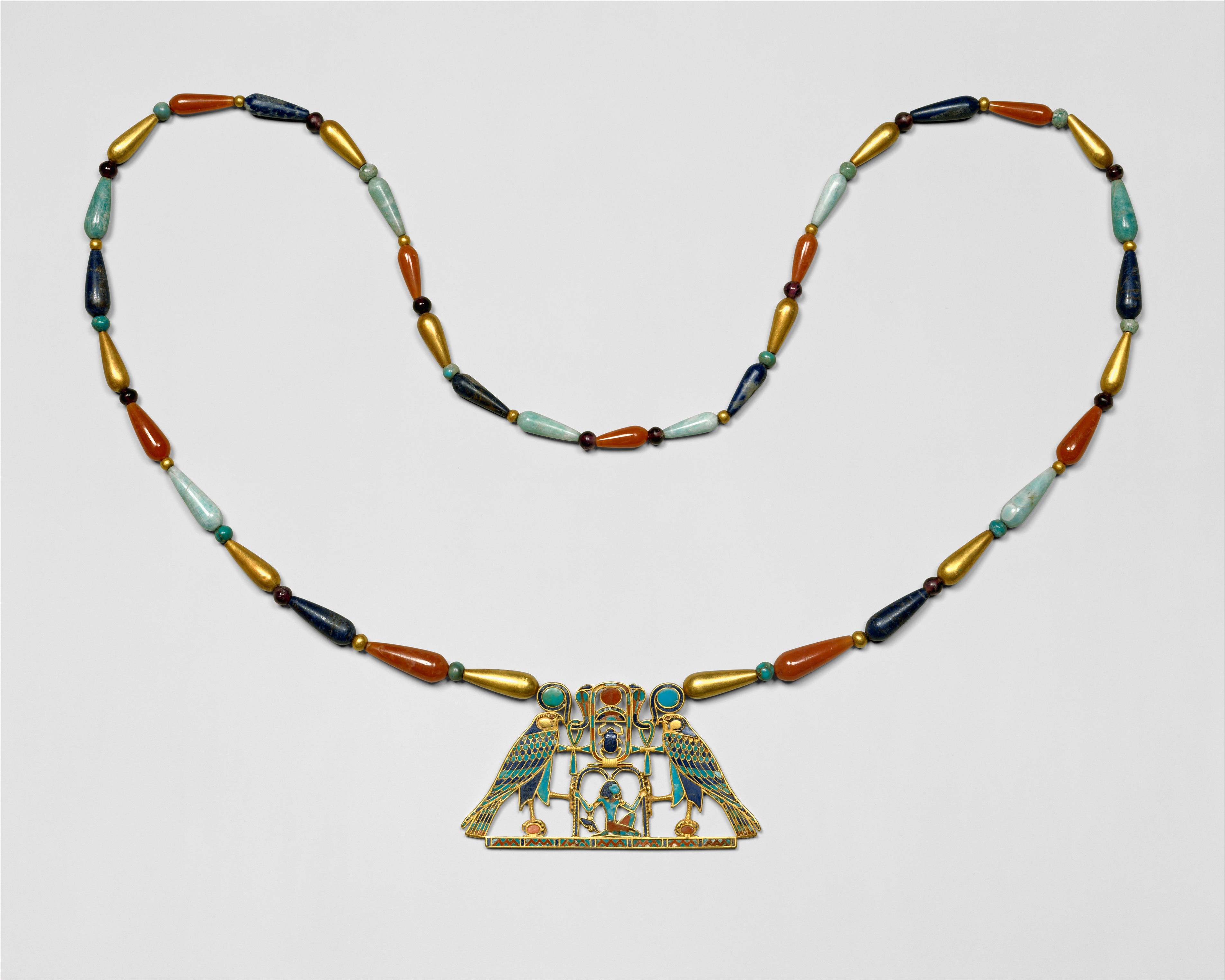 古代エジプトの胸飾り — ペクトラルと首飾り（センウセレト2世の名）（Pectoral and Necklace of Sithathoryunet with the Name of Senwosret II）。The Metropolitan Museum of Art所蔵のPD画像。