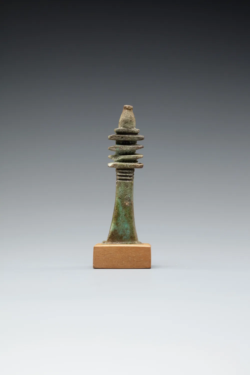 古代エジプトの護符 — ジェド柱護符（Djed Pillar Amulet）。The Metropolitan Museum of Art所蔵のPD画像。