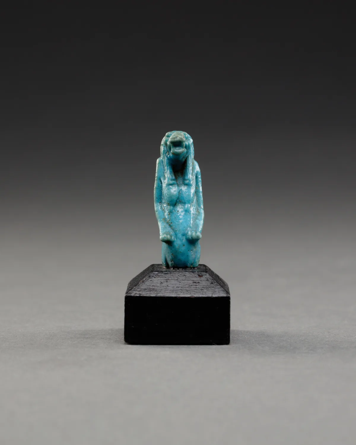 古代エジプトの装身具 — 河馬の女神像(断片)（Partial Statuette of a Hippo Goddess）。The Metropolitan Museum of Art所蔵のPD画像。