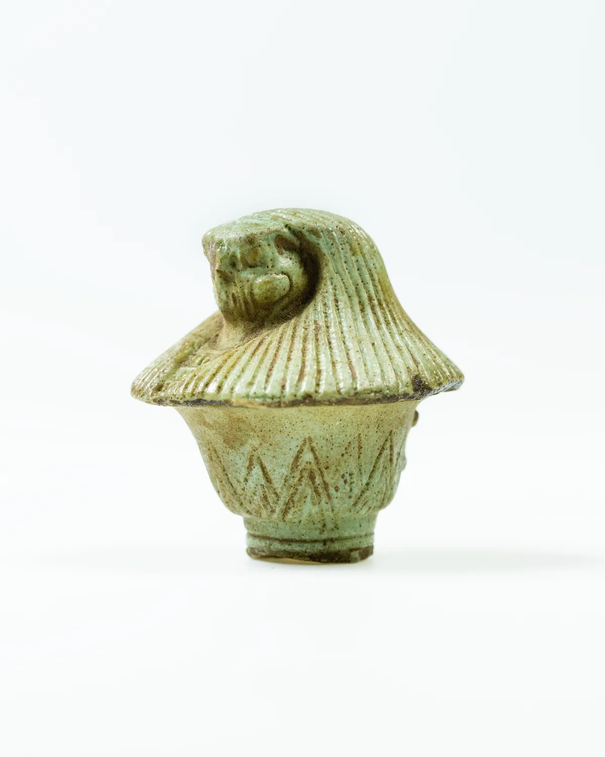 古代エジプトの護符 — 鷹の頭を持つパピルス杖護符の頂部（Top of papyrus scepter amulet with falcon head）。The Metropolitan Museum of Art所蔵のPD画像。