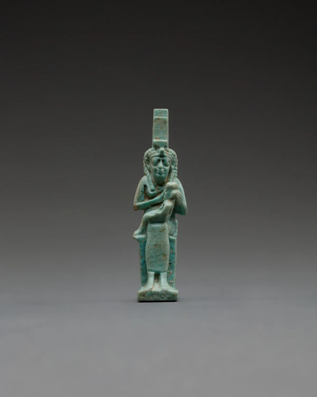 古代エジプトの装身具 — ホルスに乳を与えるイシス女神像（Figure of Isis nursing Horus）。The Metropolitan Museum of Art所蔵のPD画像。