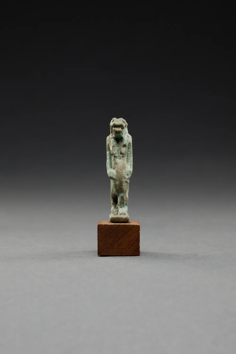 古代エジプトの装身具 — 河馬の女神像（Statuette of Hippo Goddess）。The Metropolitan Museum of Art所蔵のPD画像。