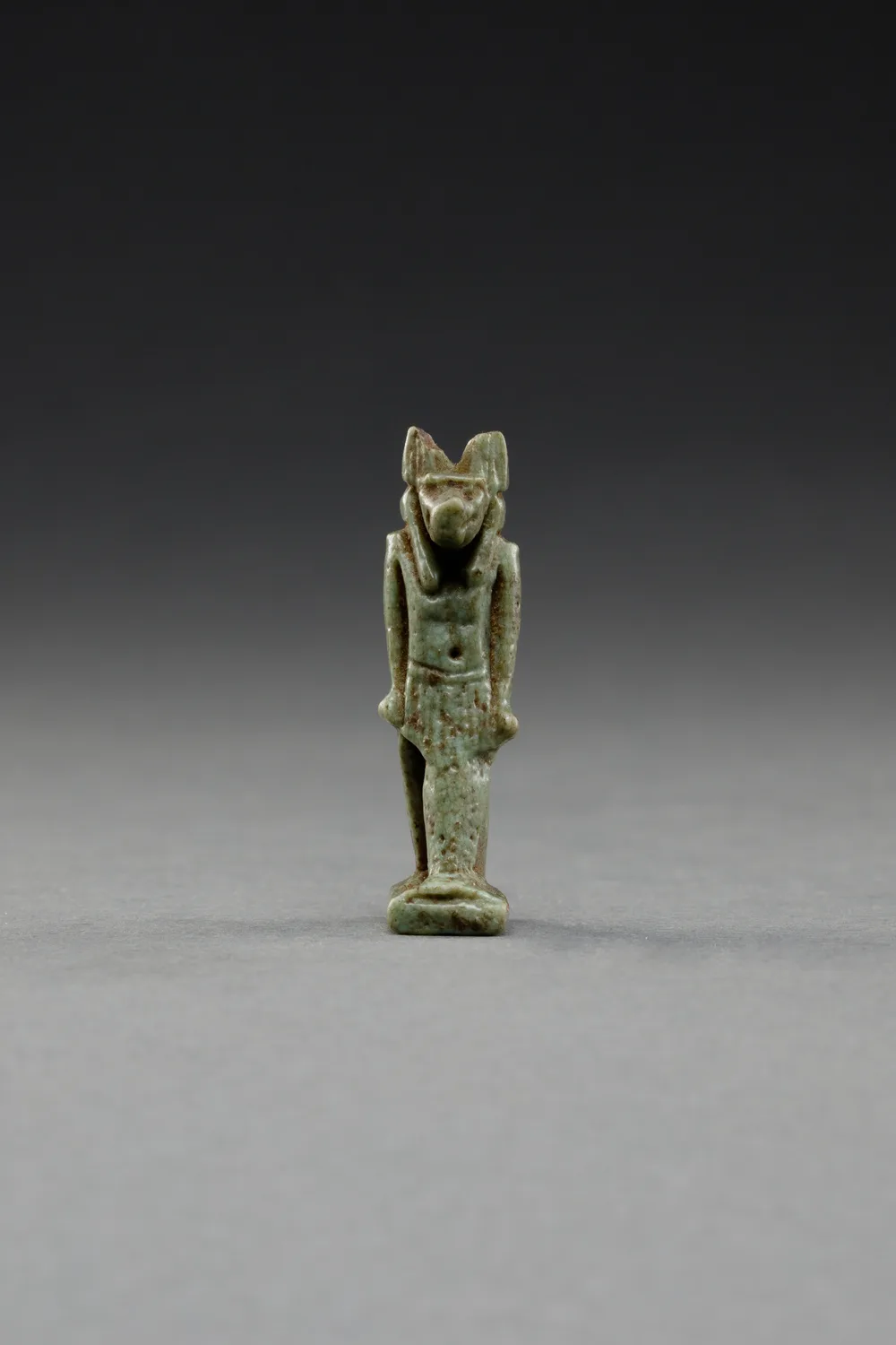 古代エジプトの護符 — アヌビス神護符（Anubis Amulet）。The Metropolitan Museum of Art所蔵のPD画像。