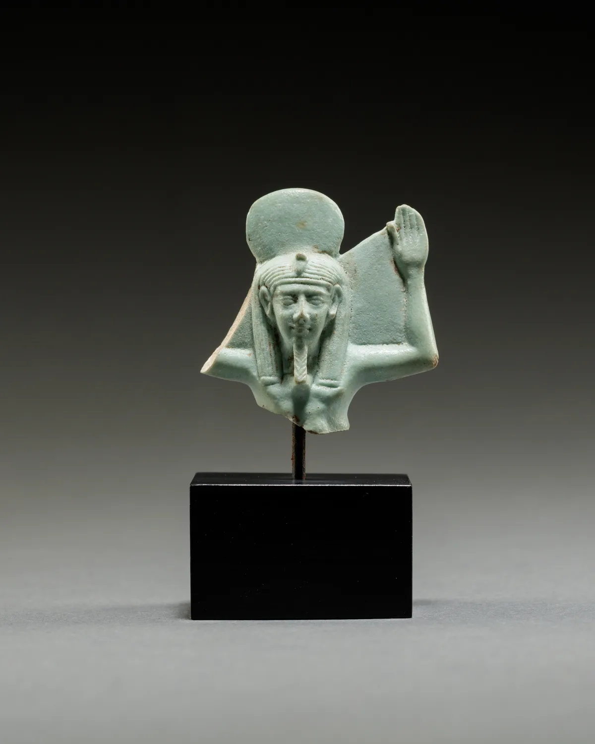 古代エジプトの護符 — シュウ神護符(断片)（Partial Shu Amulet）。The Metropolitan Museum of Art所蔵のPD画像。
