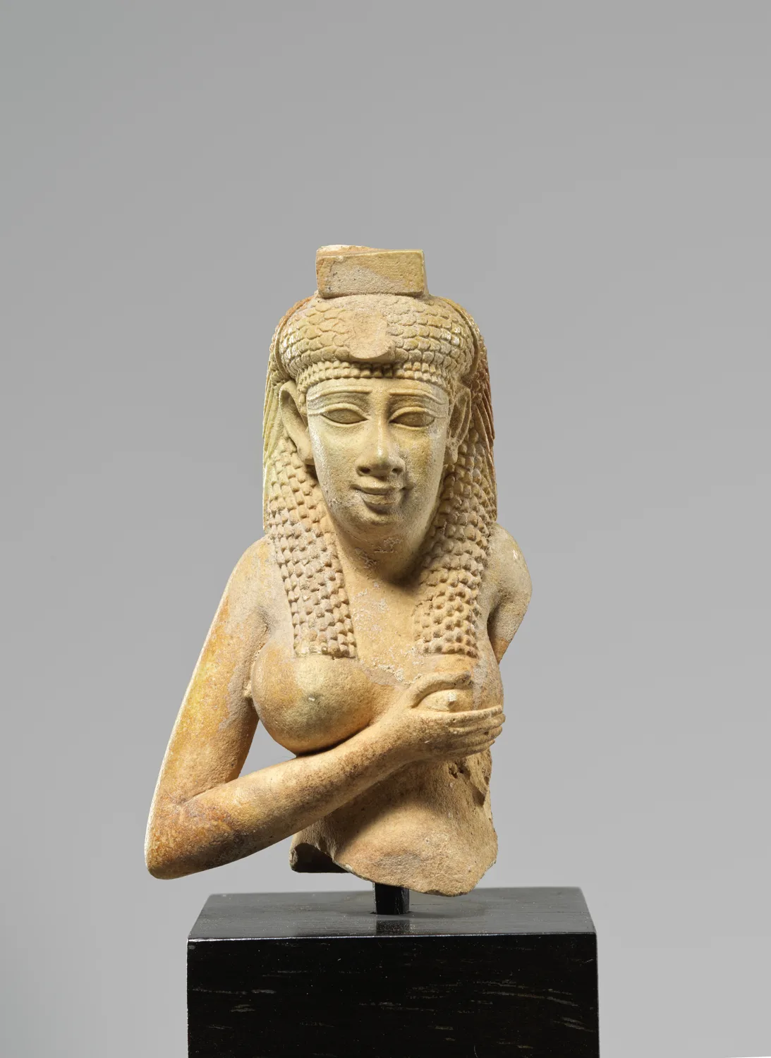 古代エジプトの装身具 — ホルスに乳を与えるイシス女神像(上半部)（Upper part of a figure of Isis nursing Horus）。The Metropolitan Museum of Art所蔵のPD画像。