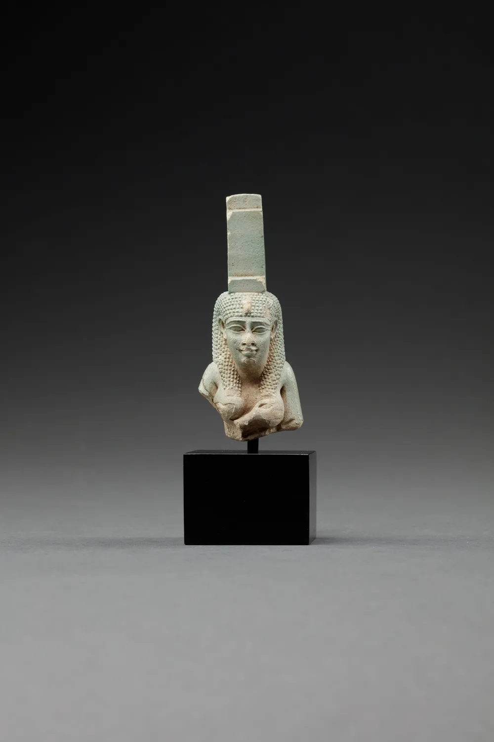 古代エジプトの装身具 — ホルスに乳を与えるイシス女神像(上半部)（Upper part of a figure of Isis nursing Horus）。The Metropolitan Museum of Art所蔵のPD画像。
