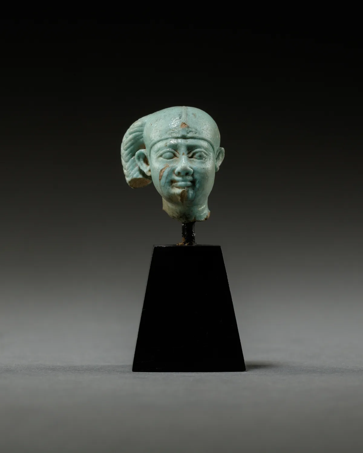 古代エジプトの装身具 — 子供神(ハルポクラテスか)の頭部（Head from a figure of a child god, perhaps Harpokrates）。The Metropolitan Museum of Art所蔵のPD画像。
