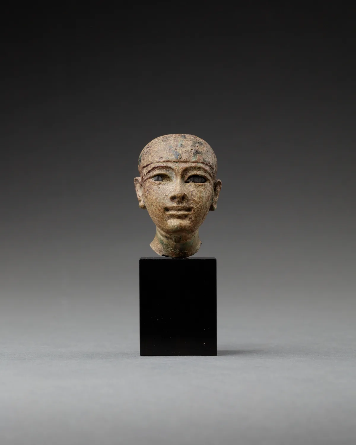 古代エジプトの装身具 — プタハ神像の頭部（Head of a Statuette of Ptah）。The Metropolitan Museum of Art所蔵のPD画像。