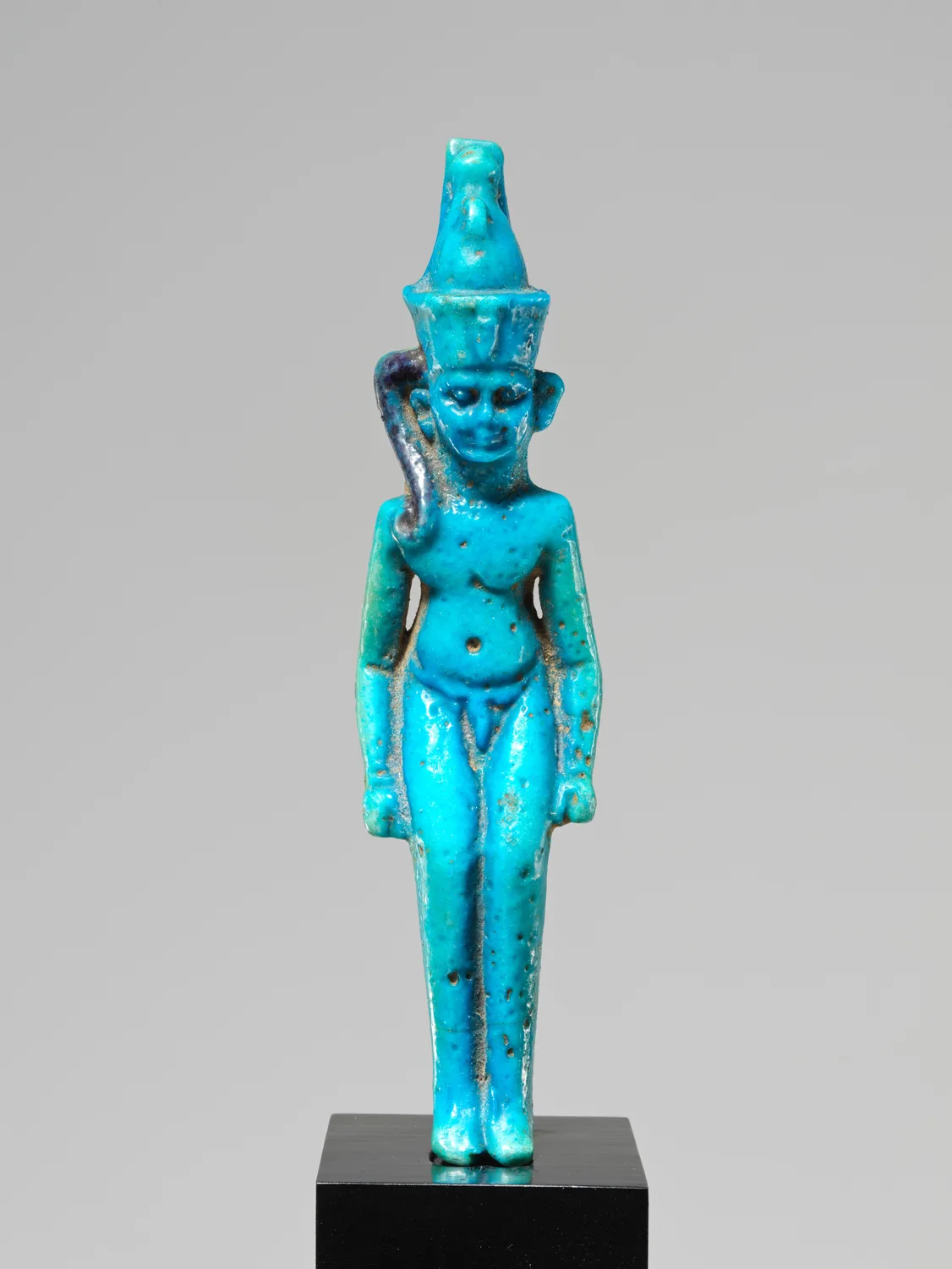 古代エジプトの護符 — ハルポクラテス神護符（Harpokrates Amulet）。The Metropolitan Museum of Art所蔵のPD画像。