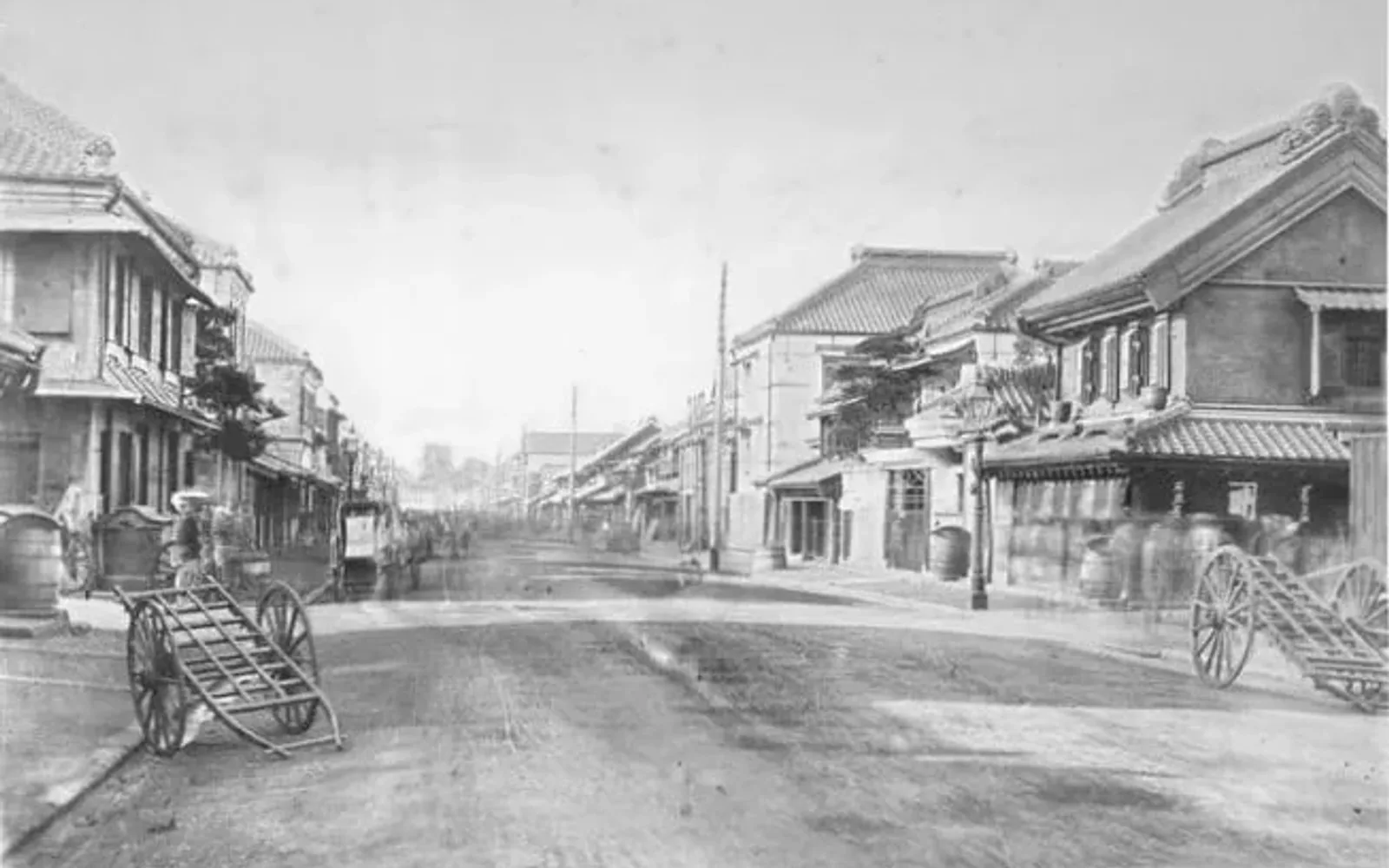 横浜本町通りの手彩色写真の原版。モノクロ地に手彩色が施されている