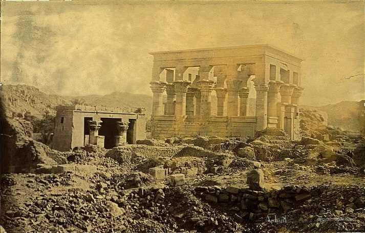 [Two photographs showing the ruins of a temple (Trajan's Kiosk or Pharaoh's Bed) on the island of Philae, Egypt] — カイロ／エジプトの古写真