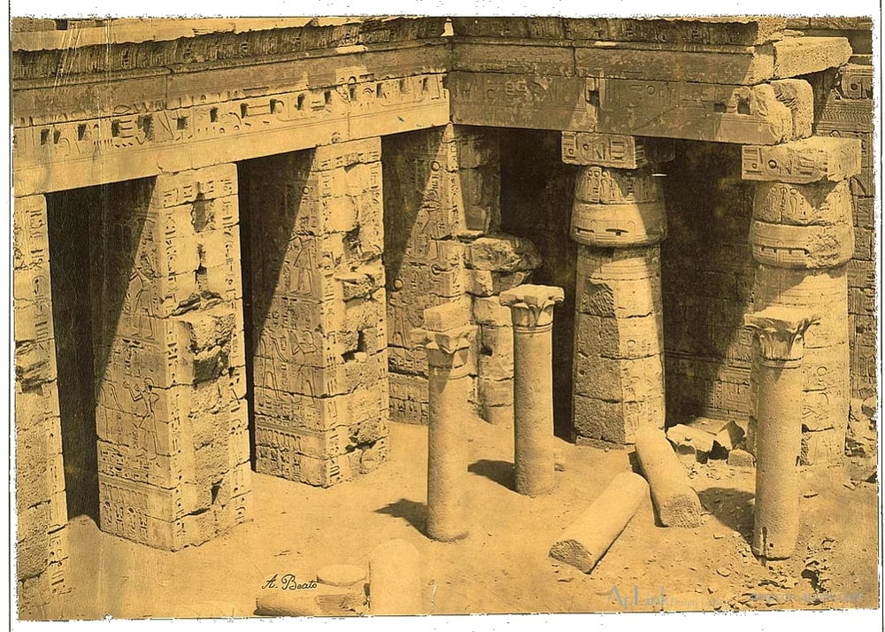 [Ruins of the second court at the back of the Palace/Temple of Ramses III at Medinet-Habu, Thebes, Egypt] — カイロ／エジプトの古写真