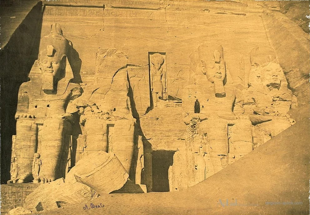 [Colossal sculptures of Ramses II at entrance to the Great Temple at Abū Sunbul, Egypt] — カイロ／エジプトの古写真