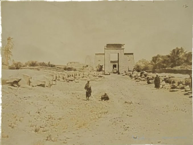Karnak - Avenue des Sphinx. Porte Ptolematïque vue du nord (Thebes). — カイロ／エジプトの古写真