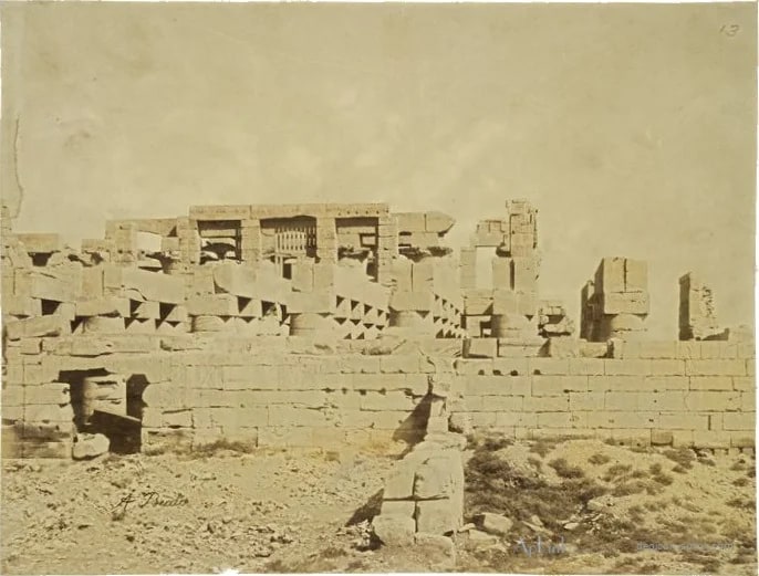 Karnac - partie extérieur du temple vue du nord (Thebes): The poem of Pen-ta-tour is on the right side of the wall which runs from left to right; the treaty of peace is on the left side of the wall of which the thickness only is seen — カイロ／エジプトの古写真