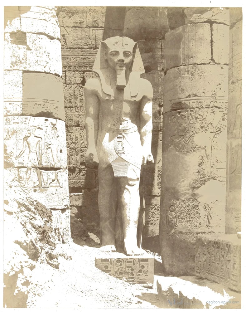 Beeld van Ramses II bij de Luxortempel — カイロ／エジプトの古写真