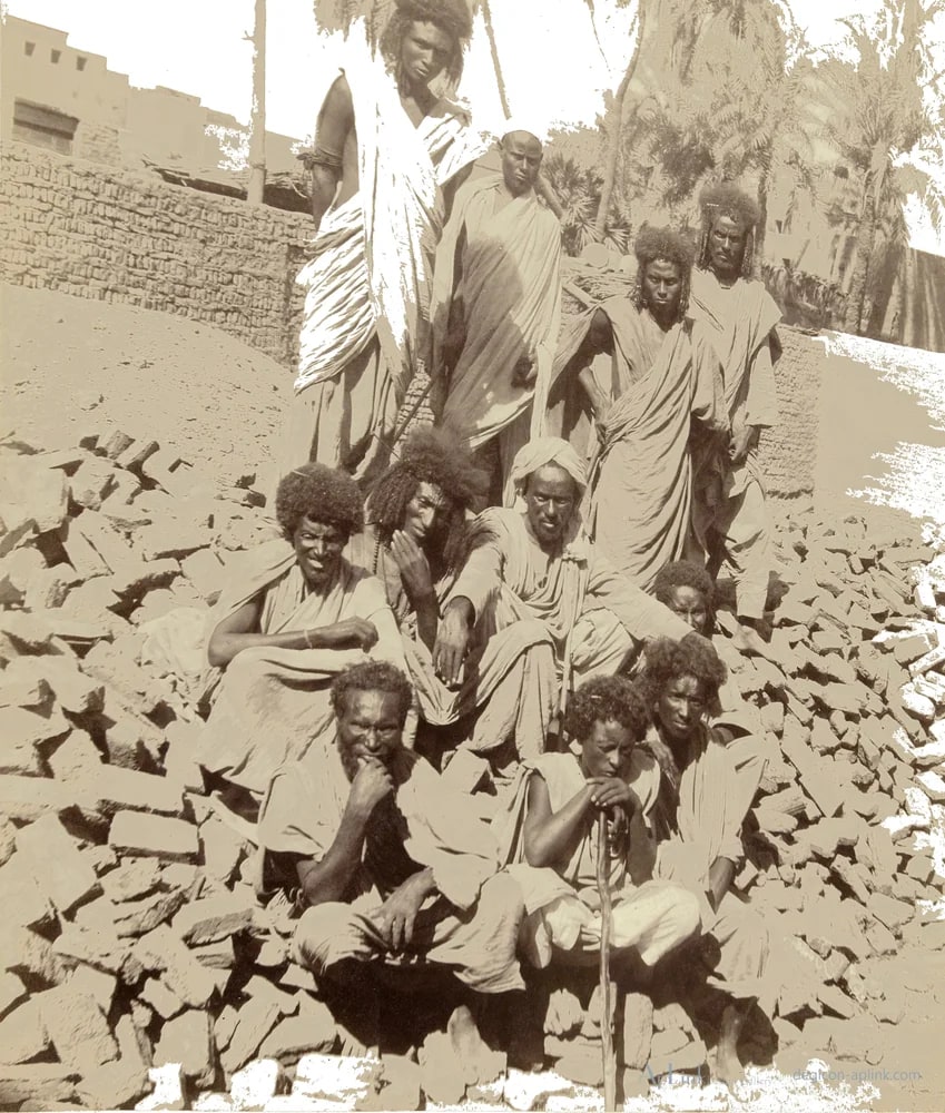 Groepsportret van onbekende Bishari en Nubische mannen, Aswan — カイロ／エジプトの古写真