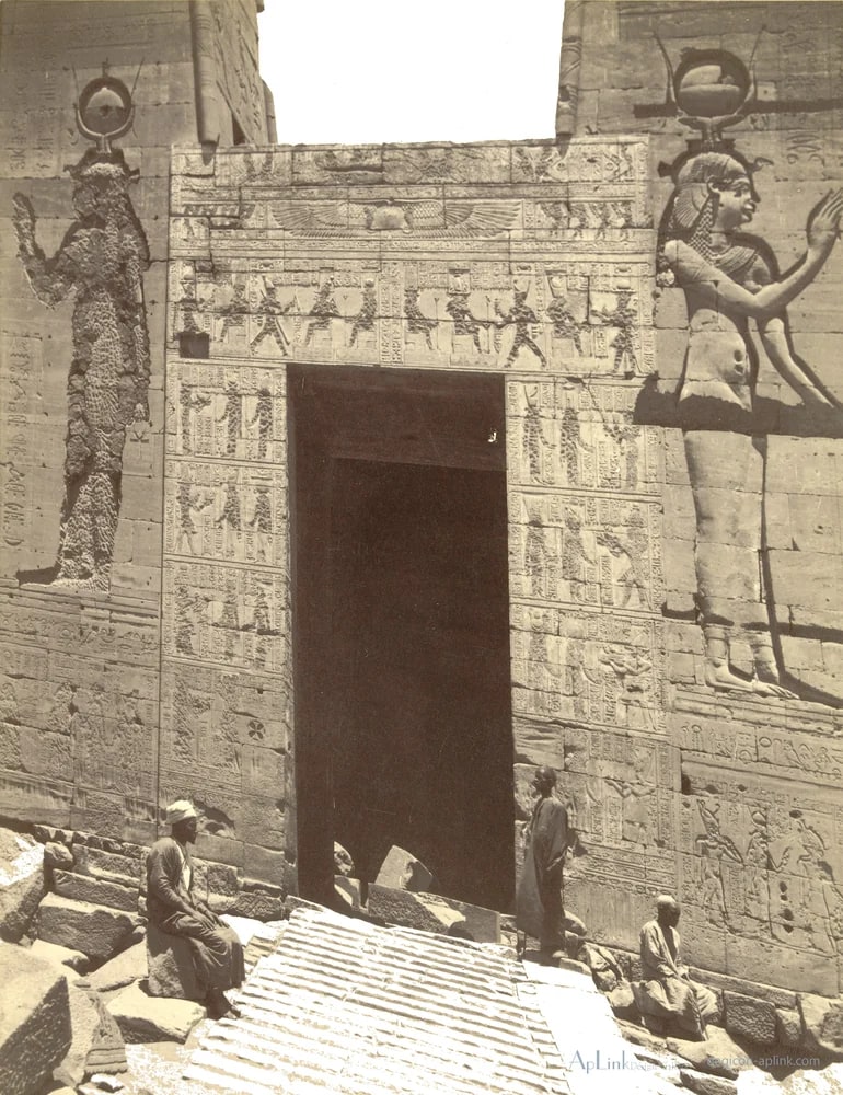 Entree van de tempel van Isis op het eiland Philae — カイロ／エジプトの古写真