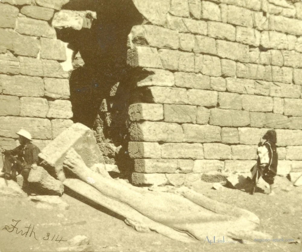 Kolos bij de toegangsweg tot de tempel van Wadi es-Saboea, Egypte — カイロ／エジプトの古写真