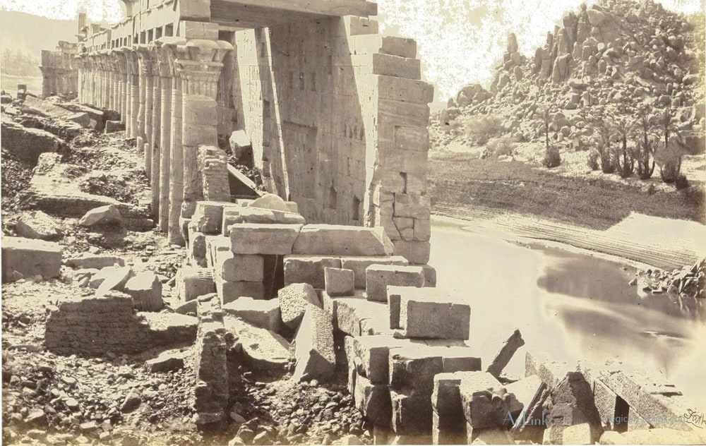 Colonnade op het eiland Philae in de Nijl — カイロ／エジプトの古写真