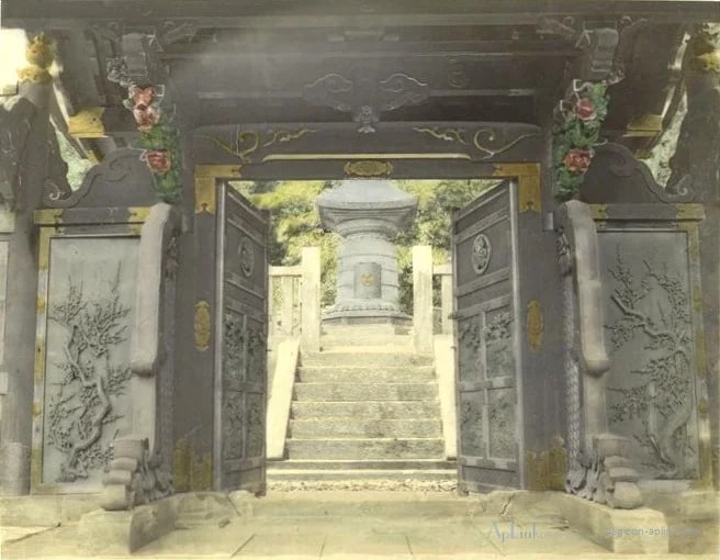 The Bronze Gate (Iyetsugu's Tomb) at Shiba Tokio — 日本（幕末・明治）の手彩色写真