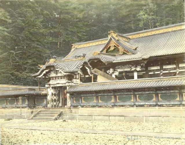 Iyeyasu Temple, at Nikko — 日本（幕末・明治）の手彩色写真