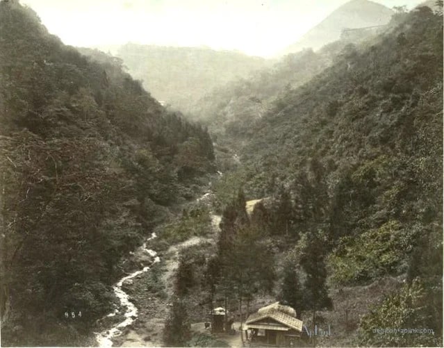 Hot Water River) Yusawa, at Ikao — 日本（幕末・明治）の手彩色写真