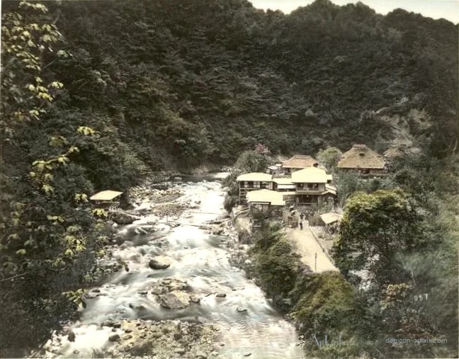 View of Tonosawa — 日本（幕末・明治）の手彩色写真