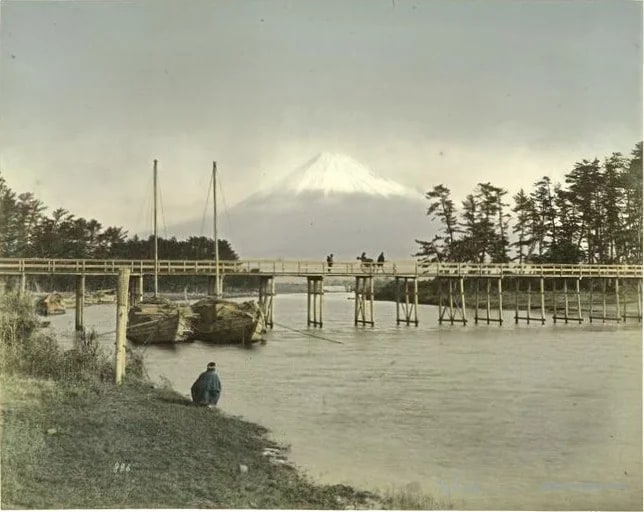 Suruga Tagonoura Bridge, to Fujiyama — 日本（幕末・明治）の手彩色写真