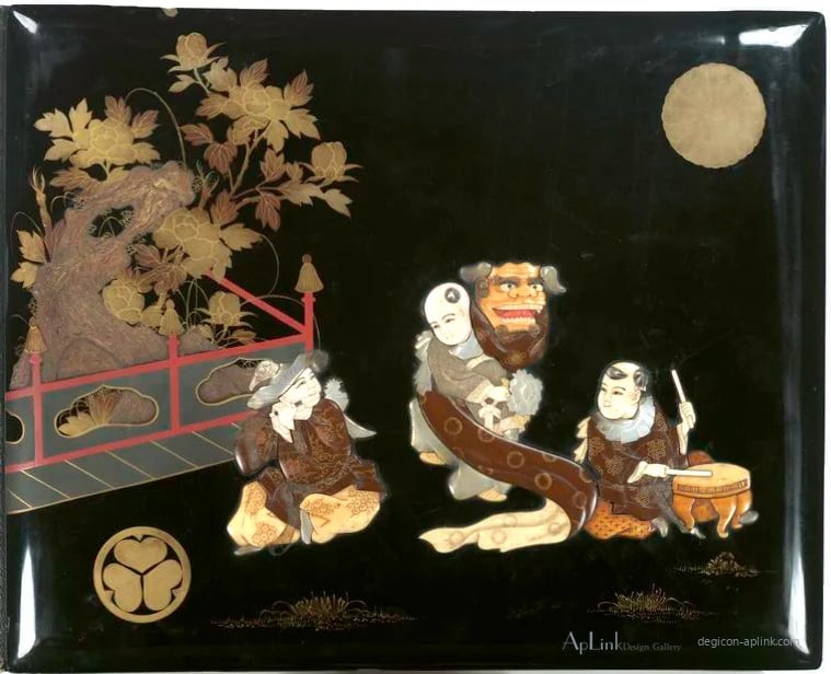 Inlay and lacquer-work front cover depicting two musicians and a dragon mask entertainer — 日本（幕末・明治）の手彩色写真