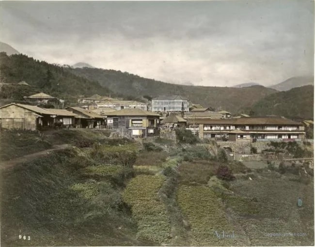 View of Miyanoshita — 日本（幕末・明治）の手彩色写真