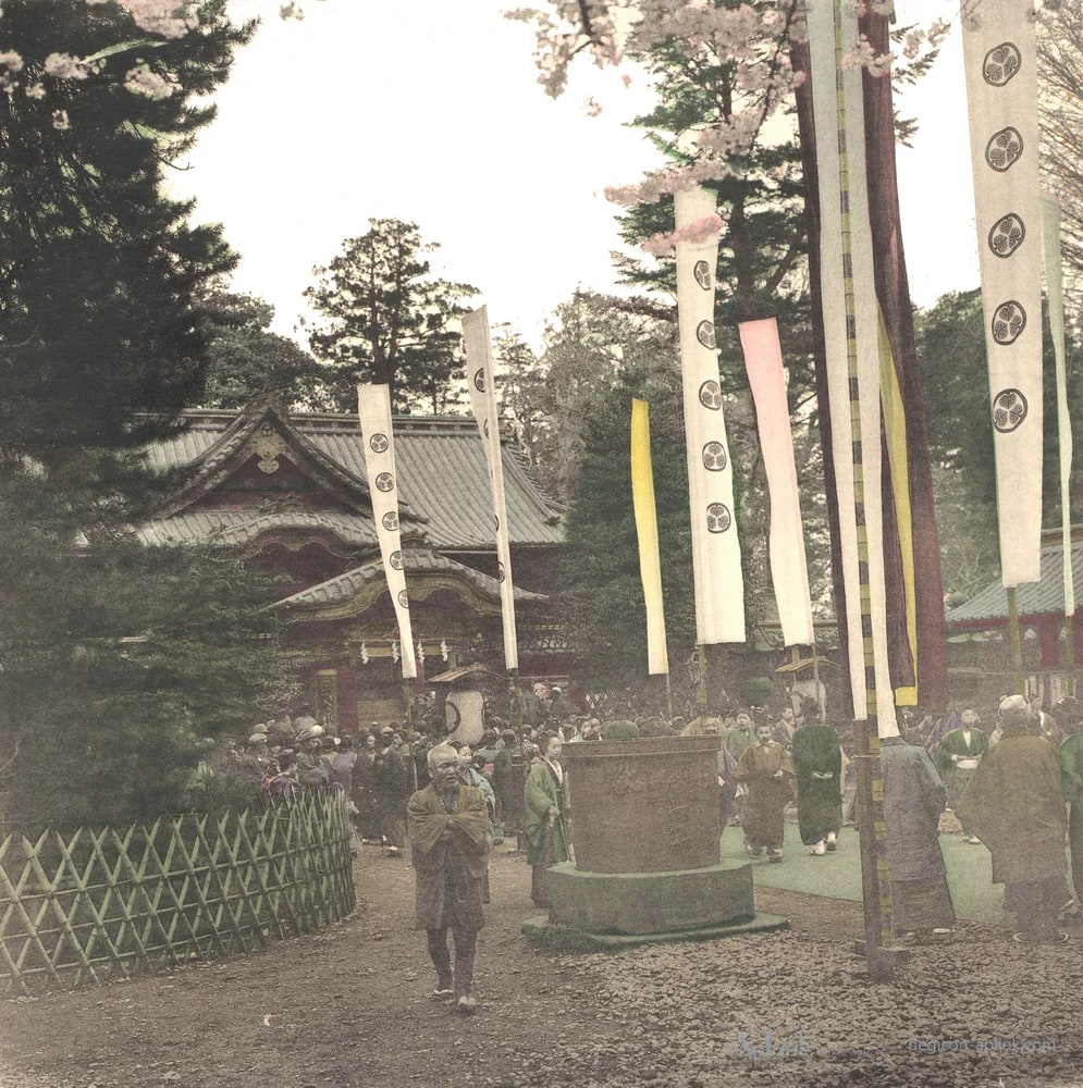 Groep mensen bij de Tosho-gu tempel in Uenopark in Tokyo, Japan — 日本（幕末・明治）の手彩色写真