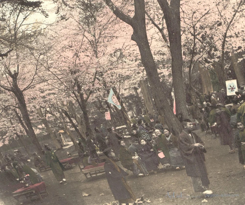 Groep mensen op een open plek in Uenopark in Tokyo, Japan — 日本（幕末・明治）の手彩色写真