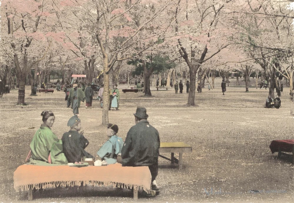 Gezin op een bank in Uenopark in Tokyo, Japan — 日本（幕末・明治）の手彩色写真