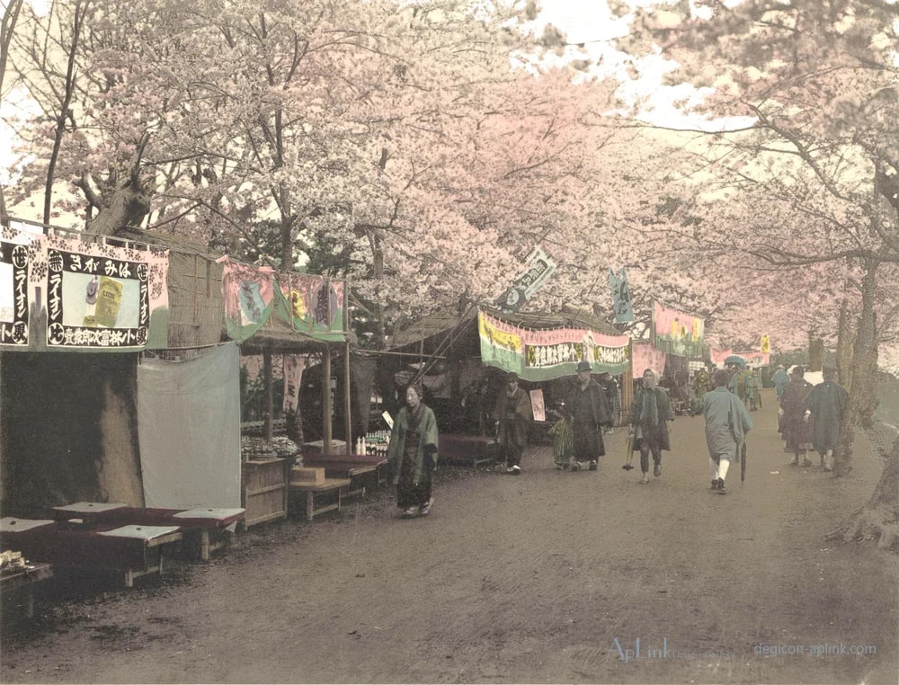 Theehuizen langs de oever van de Sumida rivier in Uenopark in Tokyo, Japan — 日本（幕末・明治）の手彩色写真