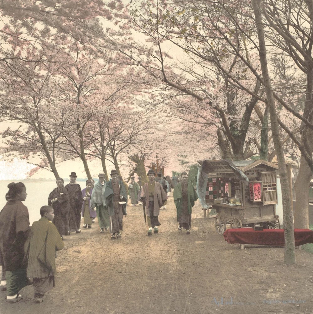 Mensen op een weg langs de oever van de Sumida rivier in Uenopark in Tokyo, Japan — 日本（幕末・明治）の手彩色写真