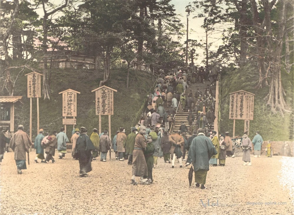 Groep mensen betreedt Uenopark in Tokyo, Japan — 日本（幕末・明治）の手彩色写真