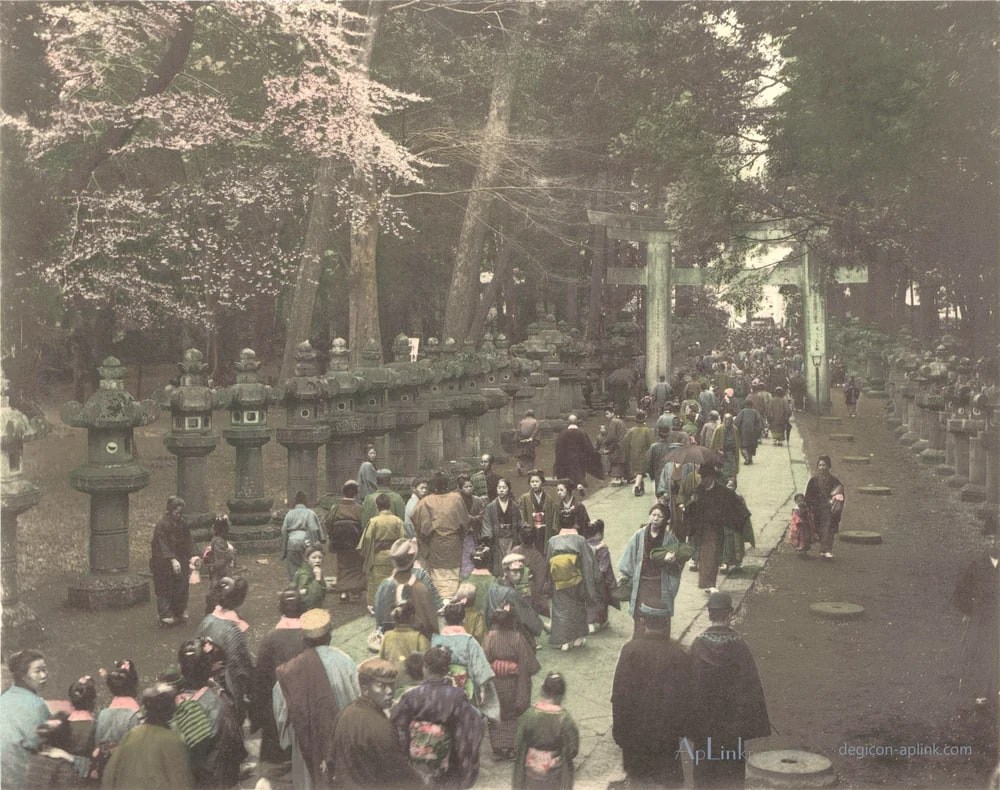 Laan met aan weerszijden lantaarns in Uenopark in Tokyo, Japan — 日本（幕末・明治）の手彩色写真