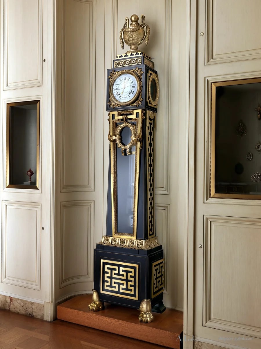 Longcase astronomical regulator — パリの古写真