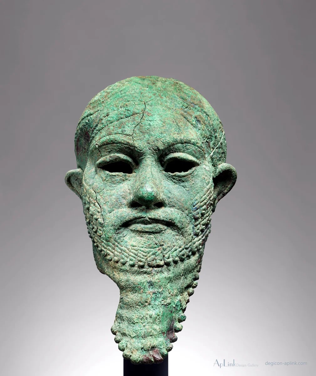 Head of a ruler — パリの古写真