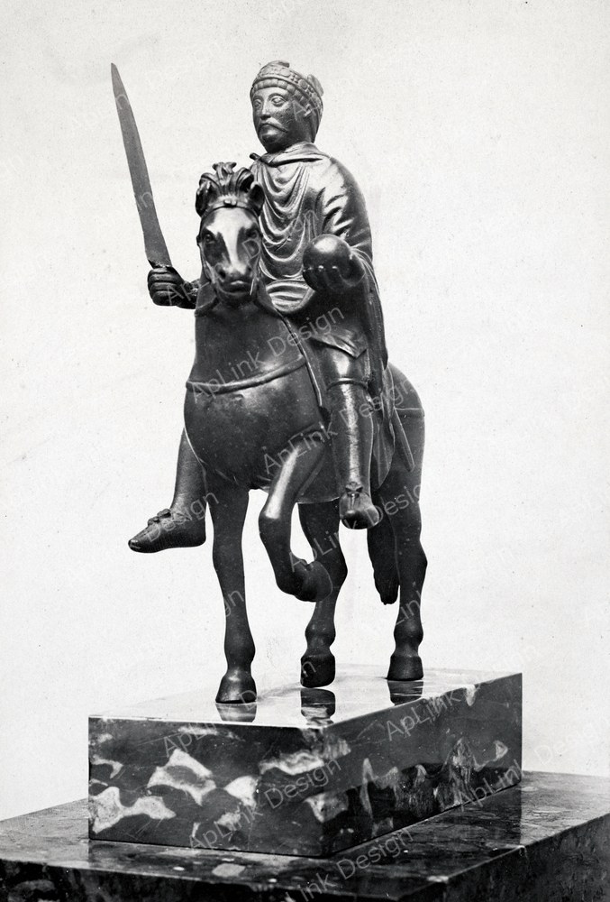 Charles Marville, Hôtel Carnavalet, statue of Charlemagne, ca. 1853–70.jpg — パリの古写真