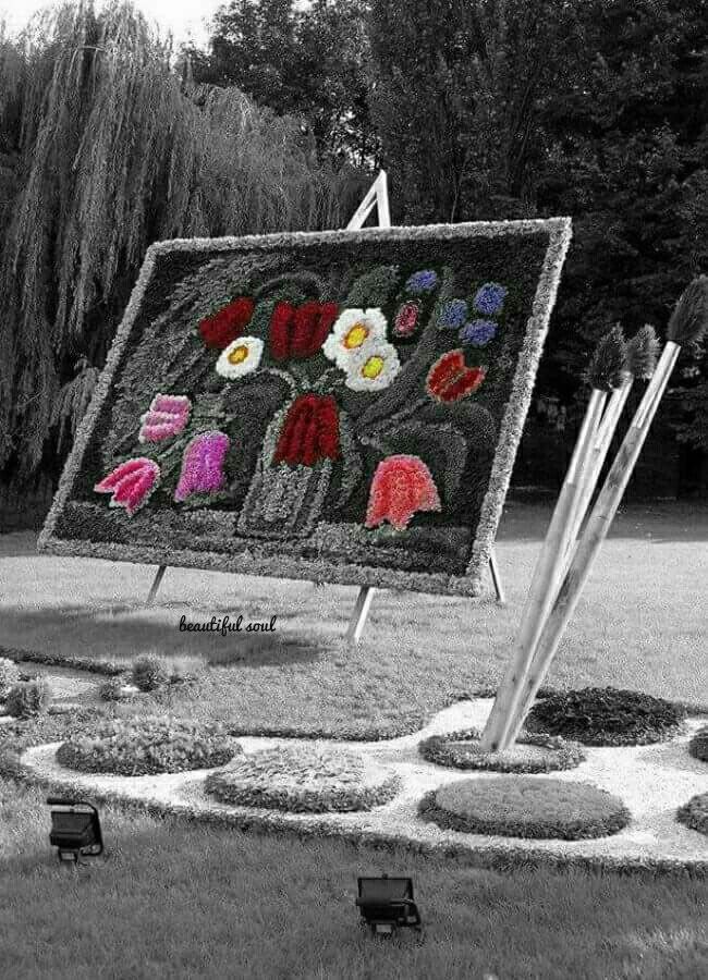 モノクロの公園に置かれた、色とりどりの花の絵